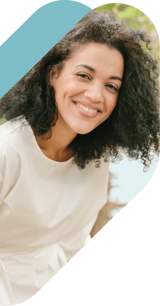 Jeune femme souriante avec cheveux frisés foncés